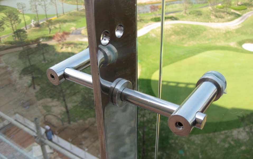 At Vitro, we utilize the finest glazing and architectural metal design and installation techniques for glass railing systems. Often defining the design of a building, our standards for workmanship bring to life even the most intricate glass railing systems.