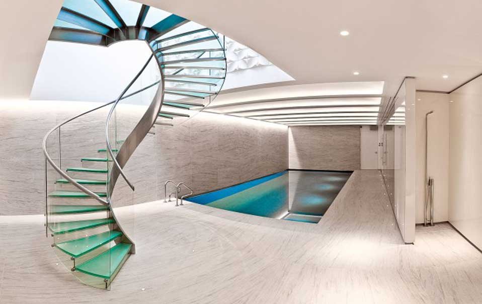 At Vitro, we utilize the finest glazing and architectural metal design and installation techniques for glass railing systems. Often defining the design of a building, our standards for workmanship bring to life even the most intricate glass railing systems.