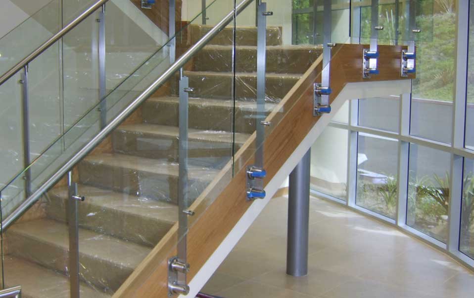 At Vitro, we utilize the finest glazing and architectural metal design and installation techniques for glass railing systems. Often defining the design of a building, our standards for workmanship bring to life even the most intricate glass railing systems.