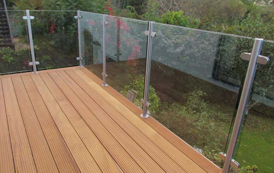At Vitro, we utilize the finest glazing and architectural metal design and installation techniques for glass railing systems. Often defining the design of a building, our standards for workmanship bring to life even the most intricate glass railing systems.