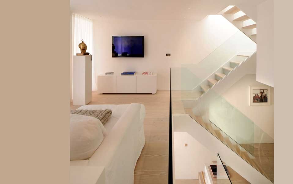 At Vitro, we utilize the finest glazing and architectural metal design and installation techniques for glass railing systems. Often defining the design of a building, our standards for workmanship bring to life even the most intricate glass railing systems.