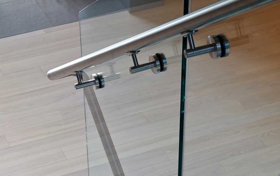 At Vitro, we utilize the finest glazing and architectural metal design and installation techniques for glass railing systems. Often defining the design of a building, our standards for workmanship bring to life even the most intricate glass railing systems.