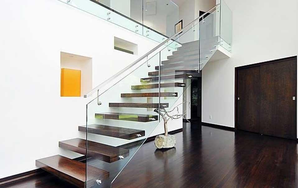 At Vitro, we utilize the finest glazing and architectural metal design and installation techniques for glass railing systems. Often defining the design of a building, our standards for workmanship bring to life even the most intricate glass railing systems.