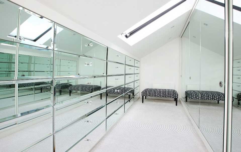 To love someone else, it is necessary to love yourself first. One should respect his own personality and feel proud of his qualities. I am not in the favor of getting self-obsessed but still, it is important to pamper yourself. Every person feels good and beautiful in front of a device called mirror, which shows us our own image. We all love spending time in the part of the house which is provided with mirror, i.e. the dressing area possessing mirrored dressing tables.