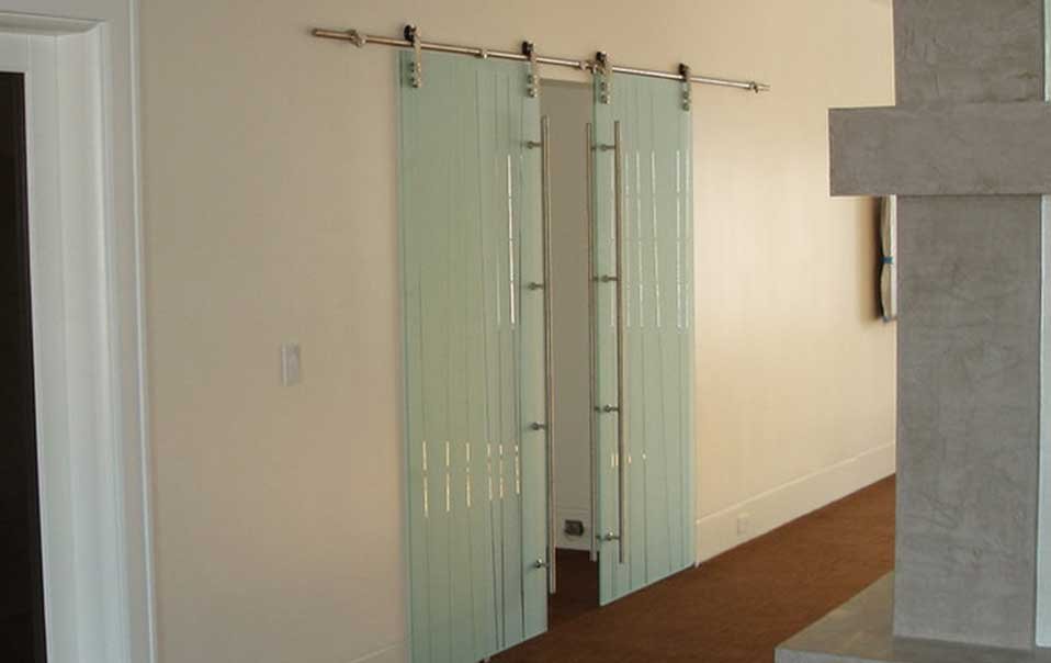 Our expertise can help you employ the right kind of sliding door to achieve the desired effect. Offering diffferent types of sliding doors, Camera Doors, Manual Sliding Doors, Sandblasted design glass doors or special glazing, Vitro is a trusted resource for all kind of these jobs.