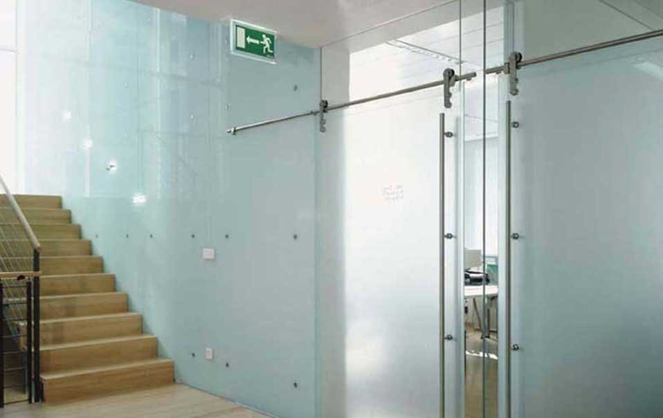Our expertise can help you employ the right kind of sliding door to achieve the desired effect. Offering diffferent types of sliding doors, Camera Doors, Manual Sliding Doors, Sandblasted design glass doors or special glazing, Vitro is a trusted resource for all kind of these jobs.